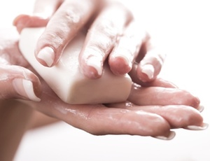 Médicos dizem que sabonetes antibacterianos eliminam a proteção natural da pele e podem causar alergias; fabricantes garantem a segurança 